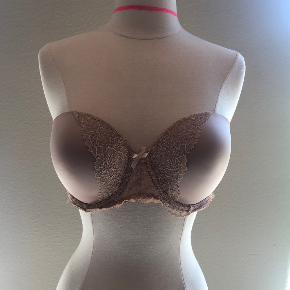 Laced nude strapless bra